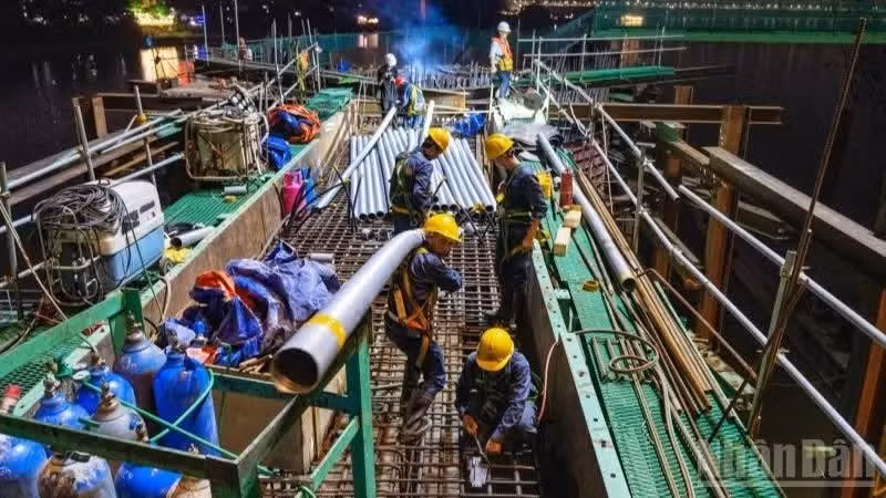 Les maîtres d’ouvrage et les entreprises de construction accélèrent les travaux du pont Tran Hung Dao, dont la mise en service est prévue pour le milieu de l’année prochaine. Photo : Anh Duong/NDEL.