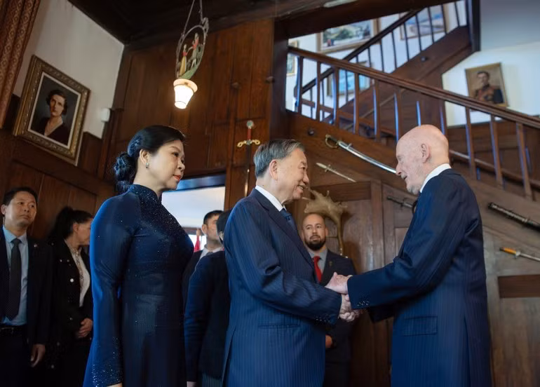 Le secrétaire général To Lam, et son épouse Ngo Phuong Ly rencontrent l’ancien roi Siméon de Saxe-Cobourg-Gotha, qui a été Premier ministre bulgare de juillet 2001 à août 2005. Photo : VNA. 