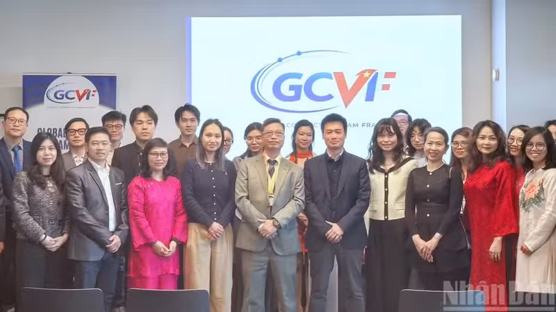 L’ambassadeur du Vietnam en France, Trinh Duc Hai, aux côtés des invités lors de la cérémonie de lancement de l’Association Global Connect Vietnam-France. (Photo : Khai Hoan)