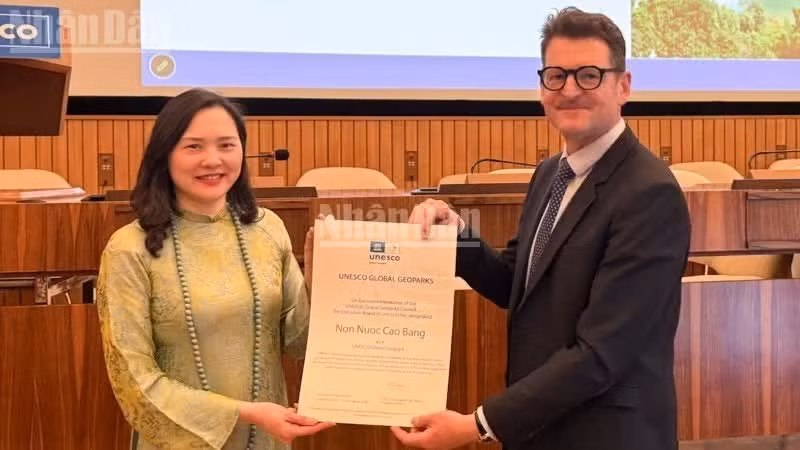 Au nom de la délégation vietnamienne, l'ambassadrice Nguyen Thi Van Anh, cheffe de la mission permanente du Vietnam auprès de l'UNESCO, a reçu le certificat de re-reconnaissance du géoparc mondial de Non Nuoc Cao Bang. Photo : NDEL 