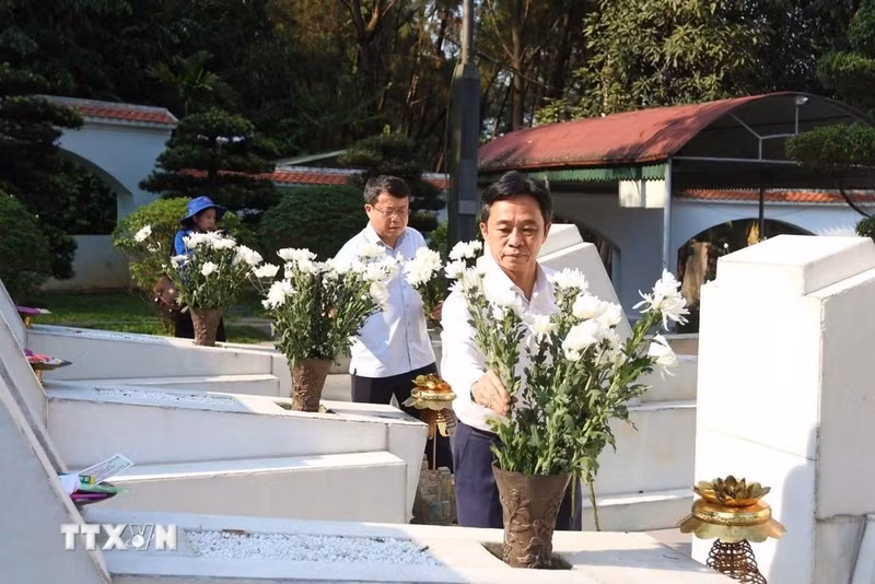 Le site historique de Dong Loc accueille de nombreuses délégations venues de Ha Tinh et d’autres provinces pour brûler de l’encens et rendre hommage aux héros morts pour la Patrie. (Photo : Hoang Nga/VNA)