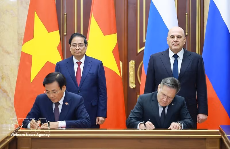 Le Premier ministre Pham Minh Chinh et son homologue russe Mikhail Mishustin assistent à la cérémonie de signature de l'Accord de coopération pour la construction d'une centrale nucléaire sur le territoire vietnamien. Photo : VNA. 
