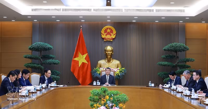 Le Premier ministre Le Minh Hung s'est entretenu pour la première fois par téléphone avec son homologue canadien, Mark Carney. Photo : VNA. 