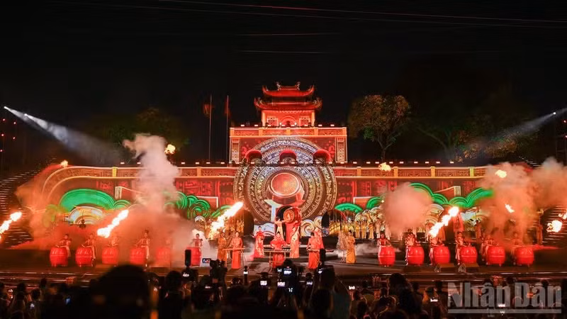La deuxième édition du Festival des cultures du monde à Hanoï s’est ouverte le 1er octobre à la Citadelle impériale de Thang Long, sous le thème « Convergence des patrimoines - Façonner l’avenir ». Photo : NDEL 