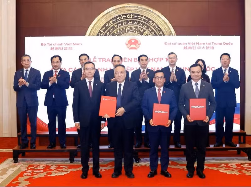 Vietjet et AVIC Cabin Systems échangent l'accord de coopération. Photo : VNA. 