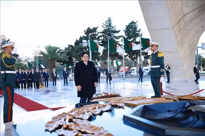 Le Premier ministre Pham Minh Chinh se recueille au Mémorial du Martyr. Photo: VNA