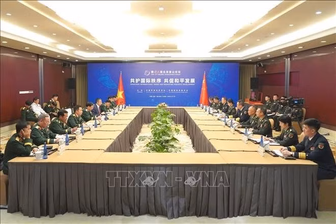 La rencontre à Pékin entre le général Phan Van Giang, vice-secrétaire de la Commission militaire centrale et ministre de la Défense du Vietnam et le général de corps d’armée chinois Dong Jun, ministre chinois de la Défense. Photo : VNA.