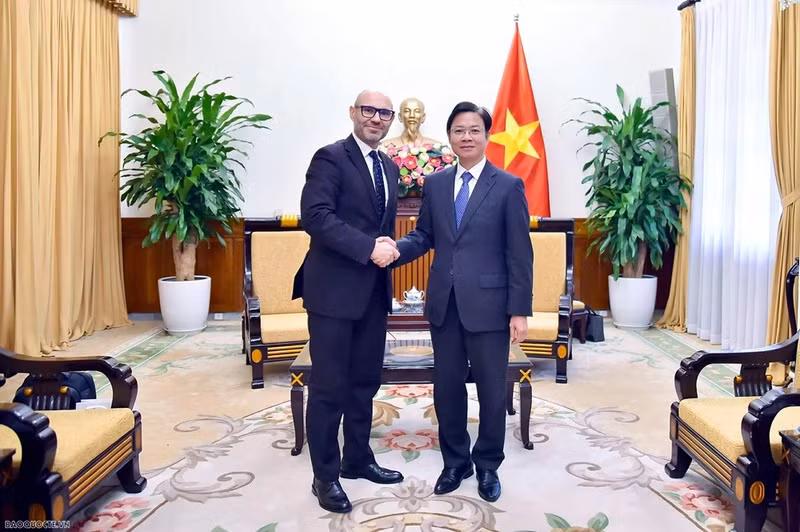 Le vice-ministre vietnamien des Affaires étrangères, Ngo Le Van, a reçu le Dr Martin Czepelak, secrétaire général de la Cour permanente d’arbitrage. Photo : baoquocte.