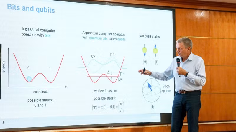 Le professeur Alexey Ustinov, spécialiste des technologies quantiques, intervient lors du premier colloque scientifique « Rencontres de Hanoï sur les technologies quantiques », organisé par l’Université nationale du Vietnam à Hanoï. (Photo : DIEP NGOC)