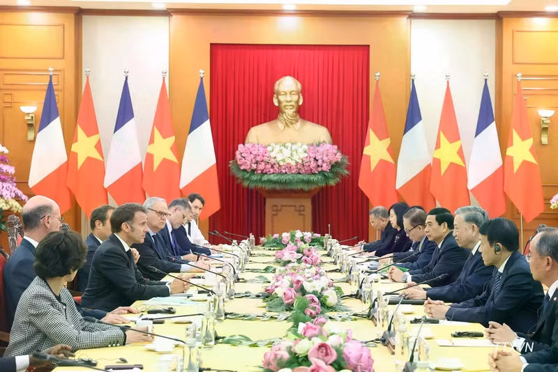 Le secrétaire général du Parti communiste du Vietnam, To Lam, reçoit le président français Emmanuel Macron, en visite d’État au Vietnam, au siège du Comité central du Parti, le 26 mai 2025. (Photo : VNA)