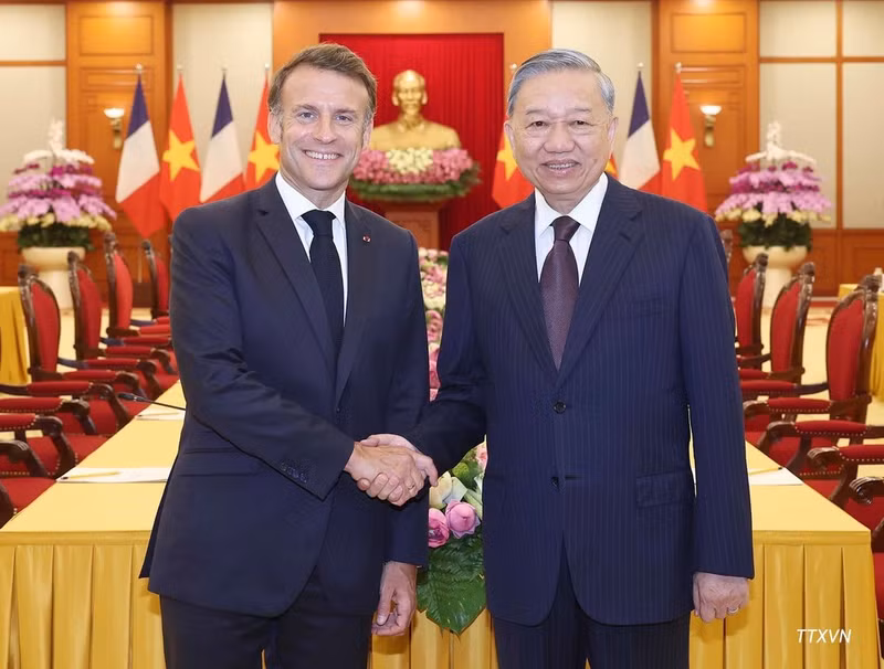 Le secrétaire général du Parti communiste du Vietnam, To Lam, reçoit le président Emmanuel Macron lors de sa visite d’État au Vietnam, le 26 mai 2025. (Photo : VNA)