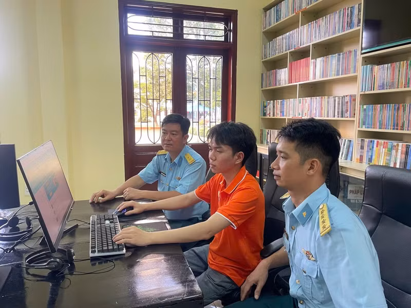 Les cadres et soldats du 282 ᵉ régiment travaillent avec les étudiants de FPT Polytechnic Da Nang à la conception de logiciels innovants.