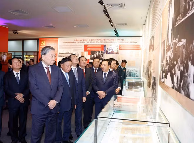 Le secrétaire général Tdu Parti To Lam et les responsables visitent l'exposition. Photo : VNA.