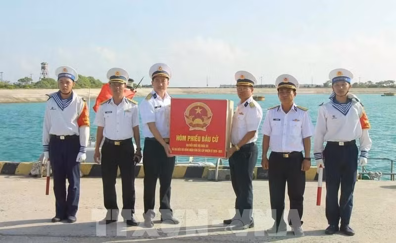 Le Conseil électoral national a autorisé la Commission électorale de la province de Khanh Hoa à organiser des élections anticipées dans certaines circonscriptions électorales de la zone spéciale de Truong Sa. Photo : VNA. 