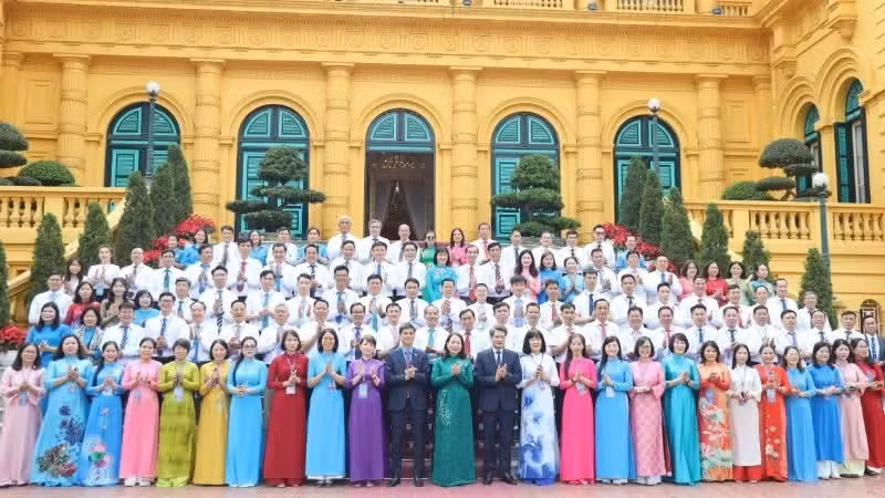 La vice-présidente Vo Thi Anh Xuan rencontre une délégation de 101 présidents de syndicats de base. Photo: NDEL 