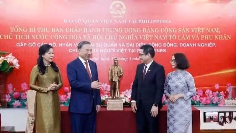 Le secrétaire général du Parti communiste du Vietnam et président de la République, To Lam, et son épouse échangent avec l'ambassadeur du Vietnam aux Philippines, Lai Thai Binh, et son épouse, lors d'une rencontre avec le personnel de l'ambassade, des représentants de la communauté d'affaires et des Vietnamiens résidant aux Philippines. (Photo fournie par l'ambassade du Vietnam aux Philippines)