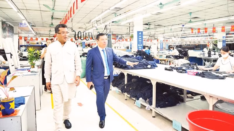 Des responsables indiens visitent la société textile May 10 à Hanoï. (Photo : ambassade de l’Inde au Vietnam)