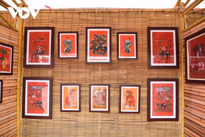 Œuvres de la tradition Kim Hoang exposées.