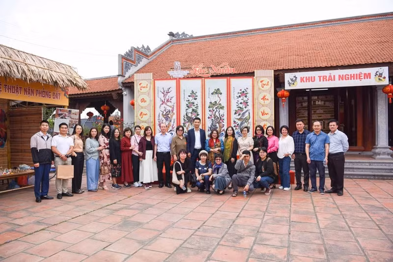 De nombreux visiteurs découvrent les espaces du centre de préservation des estampes de Dong Ho.