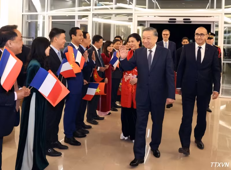 Les cadres et employés de l’ambassade, ainsi que la communauté vietnamienne en France, accueillent le dirigeant To Lam et son épouse. Photo : VNA 
