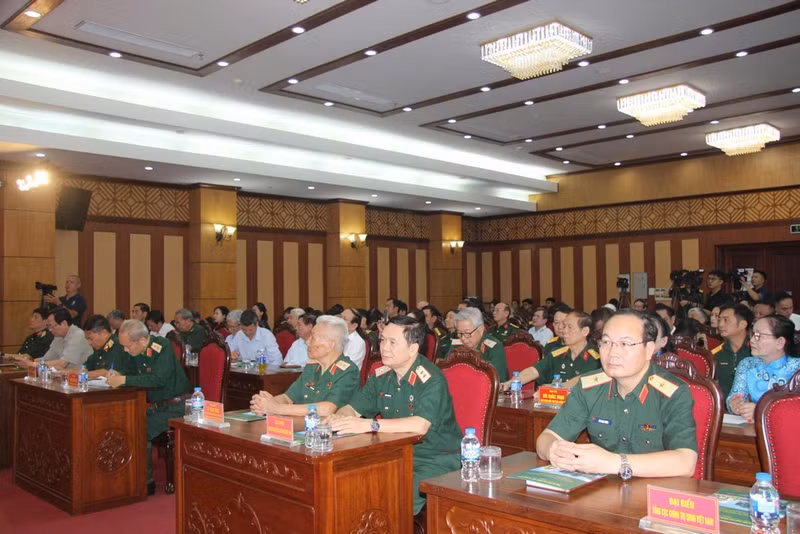 Des représentants des organismes centraux et locaux, des unités militaires, des entreprises et des donateurs participent à la conférence. (Photo : VU MINH)