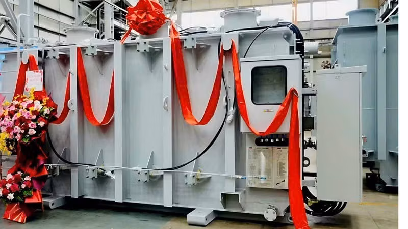 Le premier lot de transformateurs destinés à abaisser la tension de 69 kV à 13,8 kV. Photo : QMG.