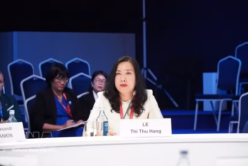 La vice-ministre vietnamienne des Affaires étrangères, Le Thi Thu Hang, s'exprime lors de la session. Photo : VNA. 