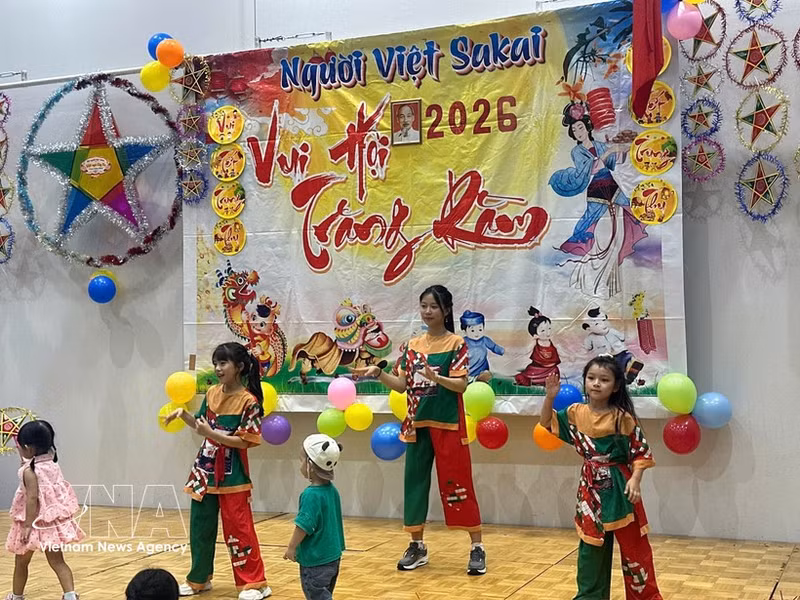 Des enfants vietnamiens présentent un spectacle artistique lors de la fête de la Mi-Automne à Sakai, Osaka. Photo : AVI. 