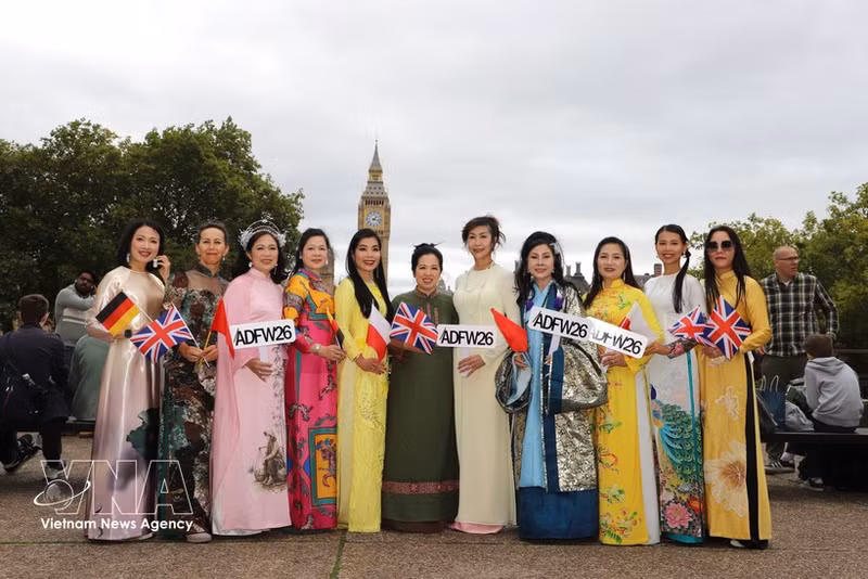 Des participants à la Semaine de la mode de l'Ao Dai de Londres 2026 devant Big Ben. Photo : VNA. 