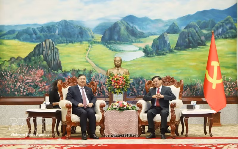 Le secrétaire général du PPRL et président lao Thongloun Sisoulith (à droite) reçoit le vice-Premier ministre vietnamien Pham Gia Tuc. Photo : VNA 