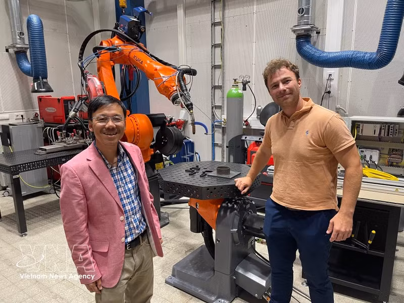 Le professeur associé Vu Viet Hung, de la Faculté de génie mécanique et aérospatial du Collège militaire royal du Canada (gauche). Photo : VNA. 