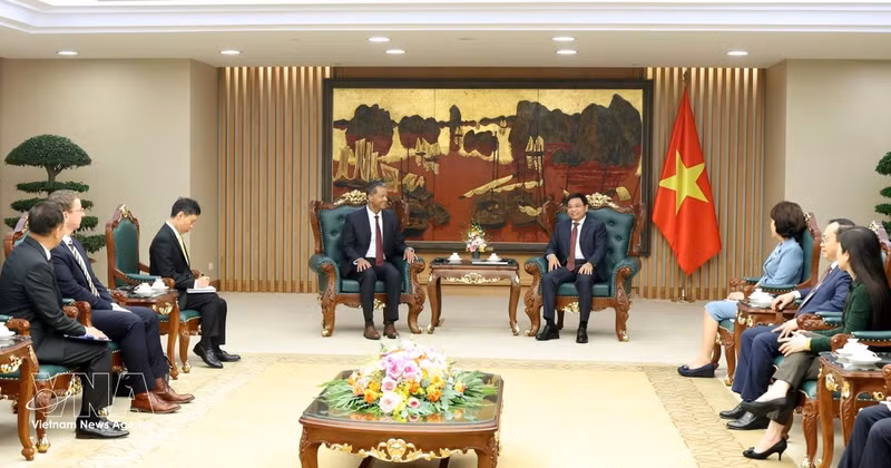 Le vice-Premier ministre vietnamien Nguyen Van Thang (droite) reçoit Linh Austin, PDG de la société américaine R3 Lithium. Photo : VNA. 