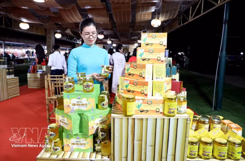 Le festival présente une large gamme de produits agricoles, de produits OCOP et d’articles artisanaux caractéristiques de différentes localités. Photo : VNA. 