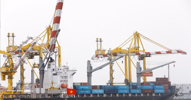 Le commerce extérieur du Vietnam dépasse 825 milliards de dollars au 15 septembre. Photo : VNA. 