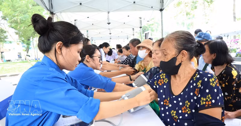 Le 23 août 2026, un programme de soins de santé destiné aux personnes âgées est organisé à Hô Chi Minh-Ville. Photo : VNA 