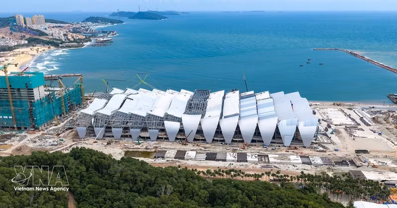 Sur le chantier du Centre de conférences destiné à accueillir le Sommet de l’APEC 2027. Photo : VNA. 