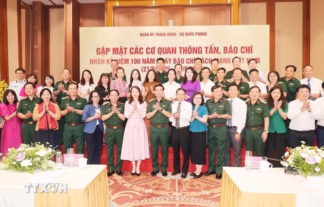 Le ministre de la Défense, Phan Van Giang pose avec les représentants de principaux organes de presse. Photo : VNA.
