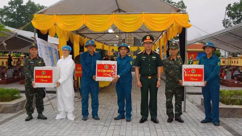 Le général de division La Cong Phuong remet des cadeaux aux équipes mobilisées. (Photo : Duy Duc)