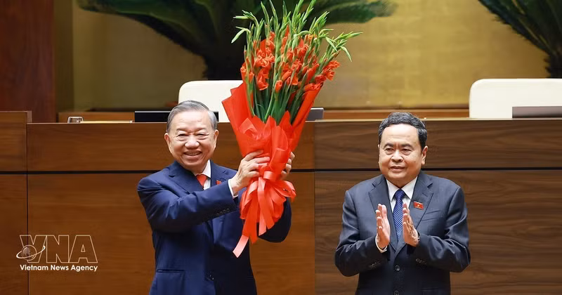Le président de l'Assemblée nationale, Tran Thanh Man (droite), offre des fleurs au secrétaire général et président To Lam. Photo : VNA. 