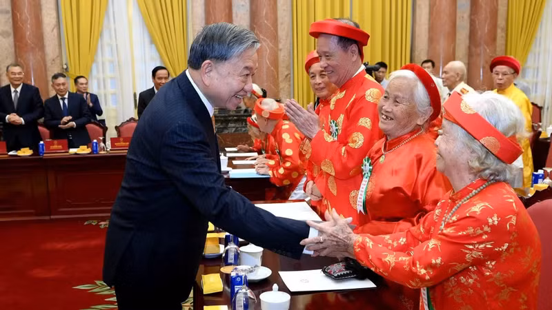 Le secrétaire général du Parti et président To Lam rencontre à Hanoï les personnes âgées exemplaires. Photo : Dang Khoa/NDEL. 