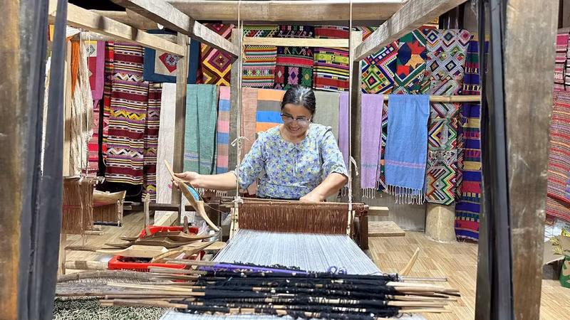 Le tissage traditionnel contribue à préserver l’identité culturelle tout en créant des moyens de subsistance supplémentaires. (Photo : THI PHONG)