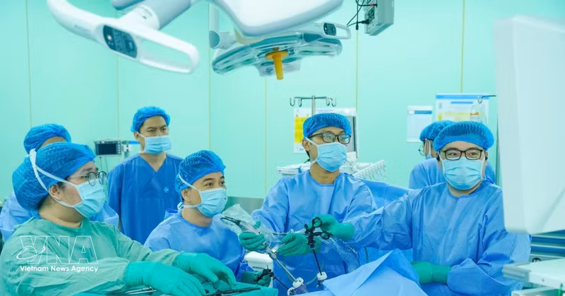 Chirurgie d’un cancer rectal sur une patiente indonésienne à Hô Chi Minh-Ville. Photo : VNA. 