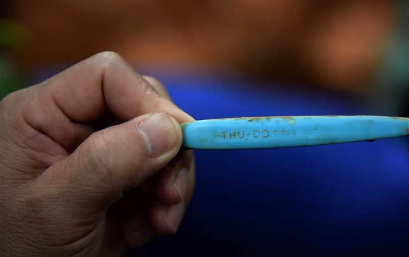 Une brosse à dents bleue portant un signe gravé a également été retrouvée. (Photo : Groupement économico-défense 337)