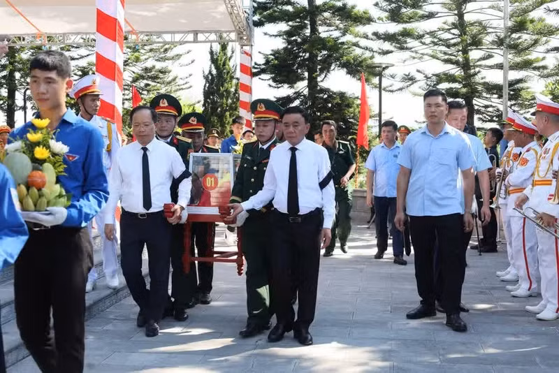 Trân Câm Tu, membre du Bureau politique et permanent du Secrétariat du Parti communiste du Vietnam, assiste, dans la matinée du 25 mai à la province de Ha Tinh (Centre), une cérémonie d’hommage, de commémoration et d’inhumation de neuf dépouilles de soldats volontaires et d’experts vietnamiens tombés au Laos durant la guerre. Photo : NDEL. 