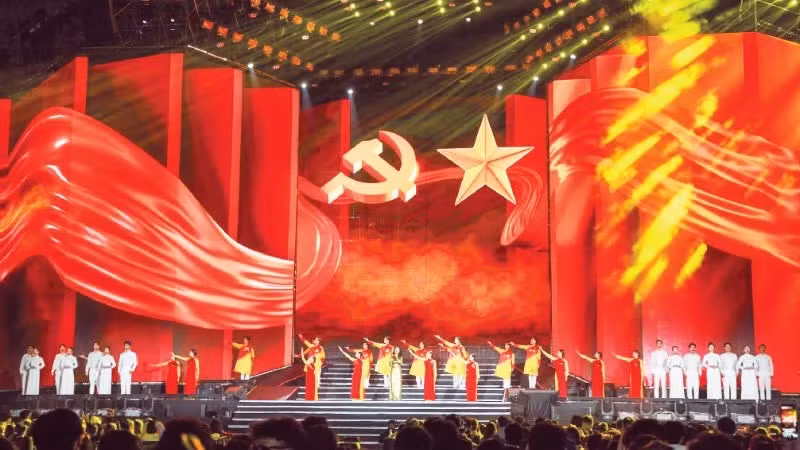 Le concert-spectacle « Symphonie des lumières – Nouvel An 2026 », organisé par le journal Nhân Dân en coordination avec le Comité populaire de Hanoï. (Photo : The Dai)
