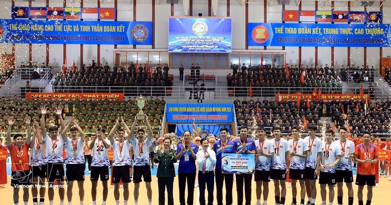 Remise des prix du Tournoi de volley-ball des armées de l'ASEAN élargi 2026. Photo : VNA. 