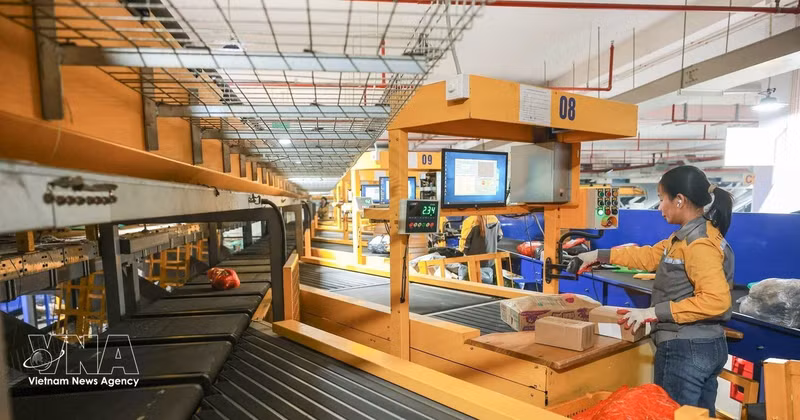 La Poste vietnamienne intensifie l'utilisation des technologies modernes, modernise sa logistique et promeut l'économie numérique. Photo : VNA. 