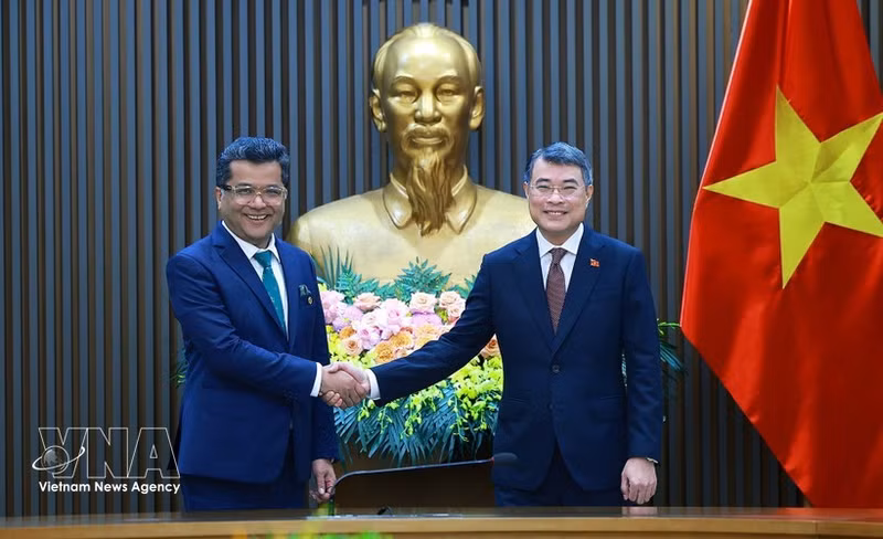Le Premier ministre Le Minh Hung (droite) reçoit le ministre d’État indien aux Affaires extérieures. Photo : VNA. 