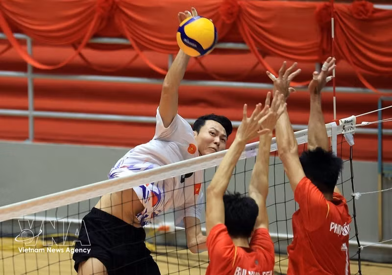 La finale entre la sélection de volley-ball de l'Armée populaire du Vietnam et la sélection de la Police de Hô Chi Minh-Ville. Photo : VNA