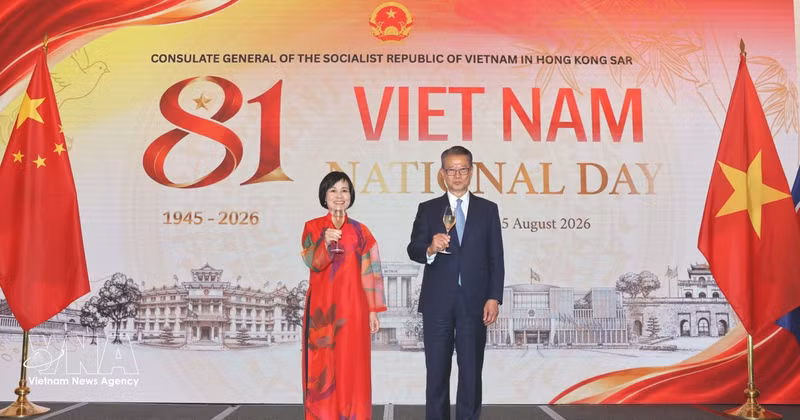 La consule générale du Vietnam à Hong Kong et Macao, Lê Duc Hanh, et le secrétaire aux Finances de la Région administrative spéciale de Hong Kong, Paul Chan, lors de l’événement. Photo : VNA 